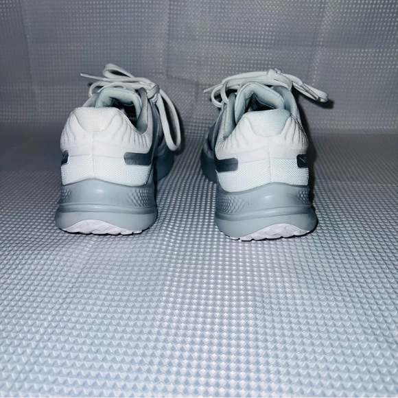 Nike Quest 05, Woman’s running shoes, white and silver, size 6.5 reg - Picture 4 of 5